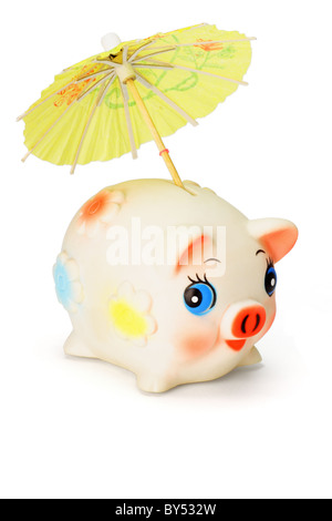 L'épargne pour les jours de pluie - Cute tirelire avec parapluie colorés sur fond blanc Banque D'Images