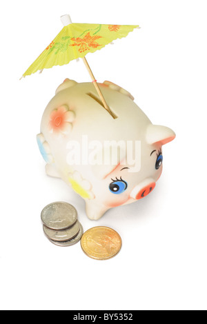 L'épargne pour les jours de pluie - Cute tirelire avec parapluie et US coins colorés sur fond blanc Banque D'Images