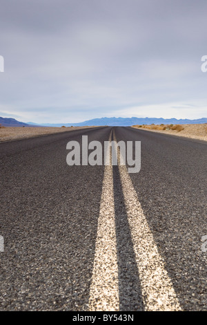 Death Valley Scenic Byway, California Highway 190, coupant à travers la Panamint Valley dans la région de Death Valley National Park, California, USA. Banque D'Images