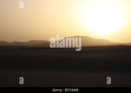 Crépuscule coucher de soleil au-dessus des collines basses Banque D'Images