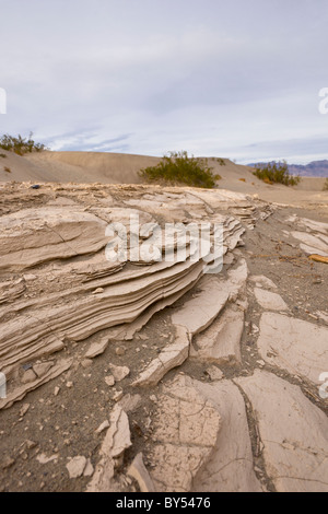 La boue séchée fissures dans l'ancien lit du lac du mesquite Flat Sand Dunes in Death Valley National Park, California, USA. Banque D'Images