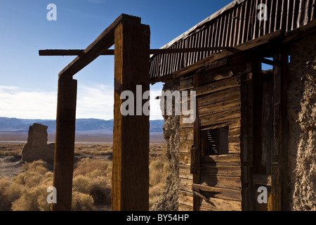 Ruines d'un bâtiment abandonné dans la région de Ballarat, vallée de la mort d'une ville fantôme qui a prospéré à partir de 1897 à 1905 en Californie, Etats-Unis. Banque D'Images