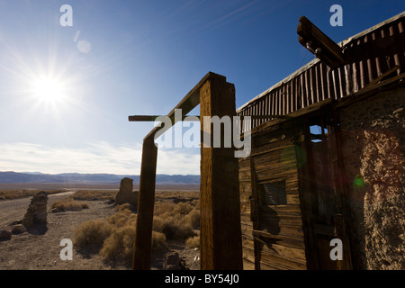 Ruines d'un bâtiment abandonné dans la région de Ballarat, vallée de la mort d'une ville fantôme qui a prospéré à partir de 1897 à 1905 en Californie, Etats-Unis. Banque D'Images