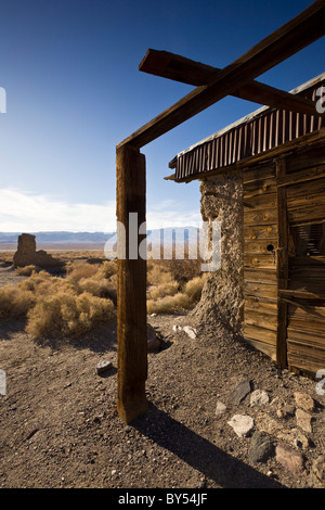 Ruines d'un bâtiment abandonné dans la région de Ballarat, vallée de la mort d'une ville fantôme qui a prospéré à partir de 1897 à 1905 en Californie, Etats-Unis. Banque D'Images