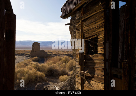 Ruines d'un bâtiment abandonné dans la région de Ballarat, vallée de la mort d'une ville fantôme qui a prospéré à partir de 1897 à 1905 en Californie, Etats-Unis. Banque D'Images