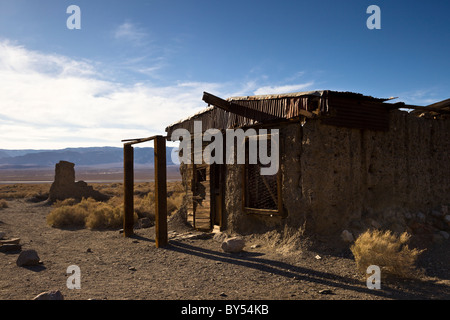 Ruines de bâtiments abandonnés à l'encontre de la Panamint Mountains dans la Death Valley ville fantôme de Ballarat, California, USA. Banque D'Images