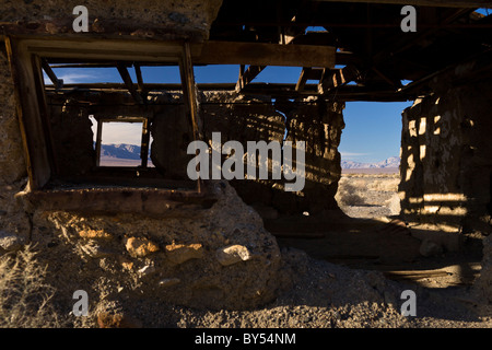 Ruines d'un bâtiment abandonné dans la région de Ballarat, vallée de la mort d'une ville fantôme qui a prospéré à partir de 1897 à 1905 en Californie, Etats-Unis. Banque D'Images