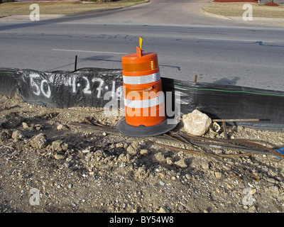 Le baril d'avertissement orange at construction site à Austin au Texas Banque D'Images