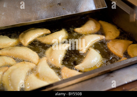 Empanadas à la poêle dans l'huile chaude, Carthagène, Colombie Banque D'Images