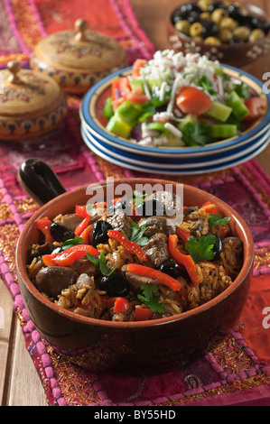 Salade Shopska et monastère gyuvetch. L'alimentation de la Bulgarie Banque D'Images