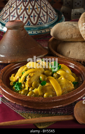 Tajine de poulet aux Olives et citron vert. Maroc l'alimentation. Banque D'Images