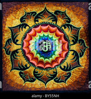 Hindou multicolore OM / AUM et motif de broderie fleur de lotus. Artisanat Indien Banque D'Images