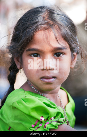 Shy girl portrait village indien heureux. L'Andhra Pradesh, Inde Banque D'Images