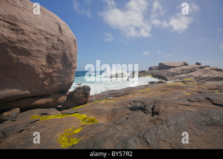 Laver les vagues sur les rochers de la marine marchande, Leeuwin Naturaliste National Park, Australie occidentale, Yallingup Banque D'Images