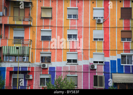 L'Albanie, Tirana, Albanie, l'extérieur de l'immeuble multi-couleur avec windows blinds et les appareils de climatisation. Banque D'Images