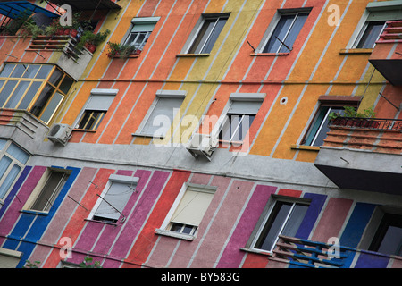 L'Albanie, Tirana, Albanie, l'extérieur de l'immeuble multi-couleur avec windows blinds et les appareils de climatisation. Banque D'Images