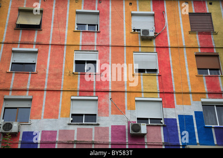 L'Albanie, Tirana, Albanie, l'extérieur de l'immeuble multi-couleur avec windows blinds et les appareils de climatisation. Banque D'Images