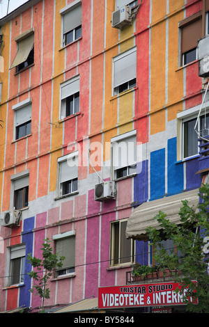 L'Albanie, Tirana, Albanie, l'extérieur de l'immeuble multi-couleur avec windows blinds et les appareils de climatisation. Banque D'Images