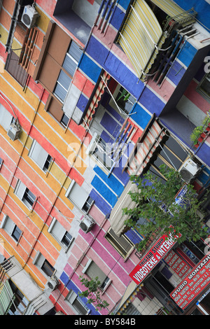 L'Albanie, Tirana, Albanie, l'extérieur de l'immeuble multi-couleur avec windows blinds et les appareils de climatisation. Banque D'Images