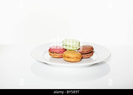 Les macarons sur une plaque Banque D'Images