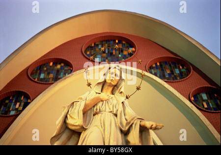 Une statue de la Vierge Marie Banque D'Images