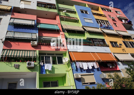 L'Albanie, Tirana, Albanie, l'extérieur de l'immeuble multi-couleur avec windows blinds et les appareils de climatisation. Banque D'Images