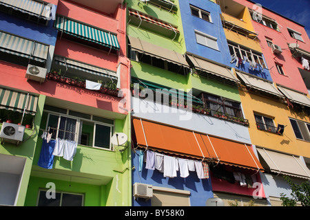 L'Albanie, Tirana, Albanie, l'extérieur de l'immeuble multi-couleur avec windows blinds et les appareils de climatisation. Banque D'Images