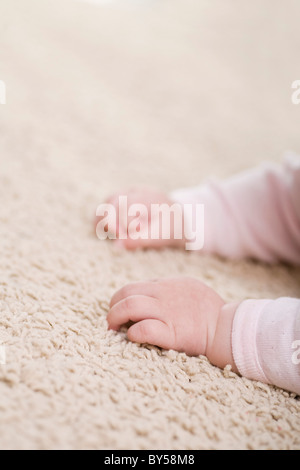 Une mains du bébé, close-up, se concentrer sur les mains Banque D'Images