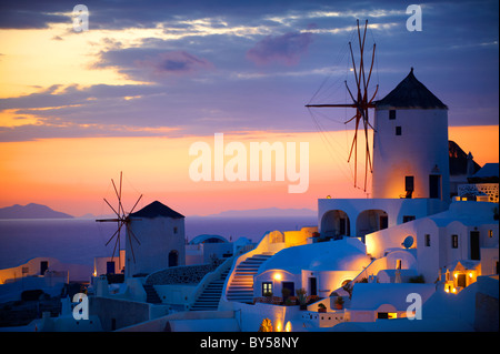 ( Oia Santorini Ia ) - ville de moulins à vent et au coucher du soleil, le grec Iles Cyclades - Photos, photos et images Banque D'Images