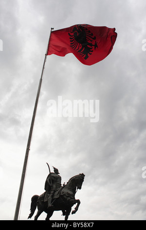 Albanie Tirana Tirana statue équestre de George Castriot, Skanderbeg, le héros national de l'Albanie à côté du drapeau albanais. Banque D'Images