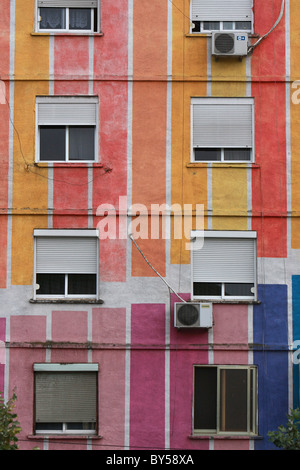 L'Albanie, Tirana, Albanie, l'extérieur de l'immeuble multi-couleur avec windows blinds et les appareils de climatisation. Banque D'Images