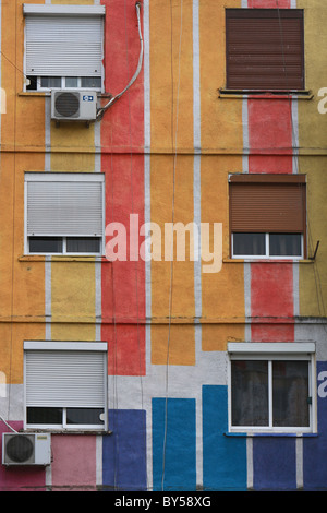 L'Albanie, Tirana, Albanie, l'extérieur de l'immeuble multi-couleur avec windows blinds et les appareils de climatisation. Banque D'Images