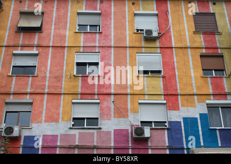 L'Albanie, Tirana, Albanie, l'extérieur de l'immeuble multi-couleur avec windows blinds et les appareils de climatisation. Banque D'Images