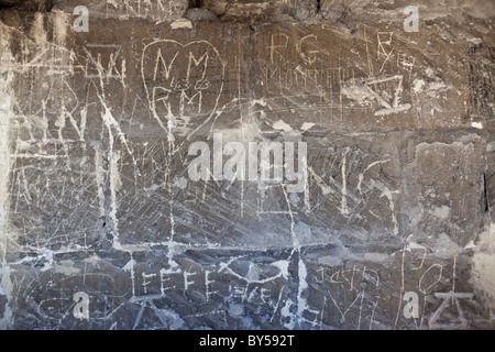 Graffiti manuscrite gravée dans un mur de pierre Banque D'Images