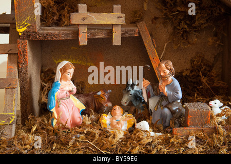 Crèche de Noël religieux Festivals scène avec de petites figurines en plastique Banque D'Images