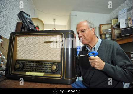 La réparation d'un vieux technicien années 1950, Grundig radio 941W dans son atelier Banque D'Images