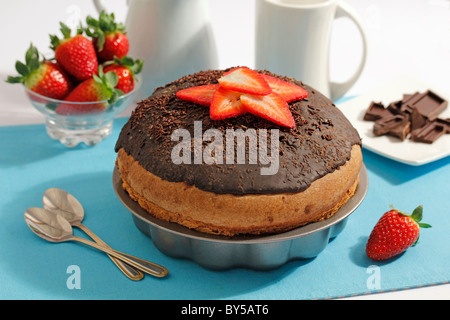 Grande pâtisserie avec du chocolat et des fraises. Recette disponible Banque D'Images