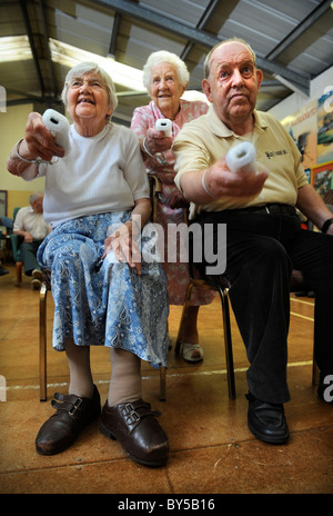 Le Brookside Centre de jour dans la région de Tenbury Wells, Worcestershire où Leominster & District Age Concern ont introduit des Nintendo Wii S Banque D'Images