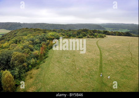 Une famille marche sur le chemin près de Cotswold Way North Nibley, Gloucestershire Août 2008 Banque D'Images