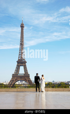 A senior couple en face de la Tour Eiffel, Paris, France Banque D'Images