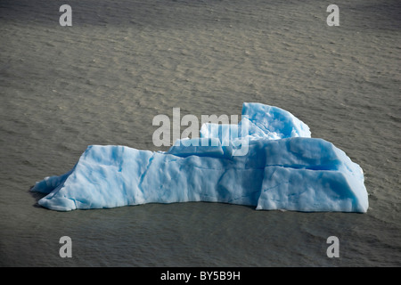 Un iceberg flottant sur l'eau, le Parc National Torres del Paine, Chili Banque D'Images