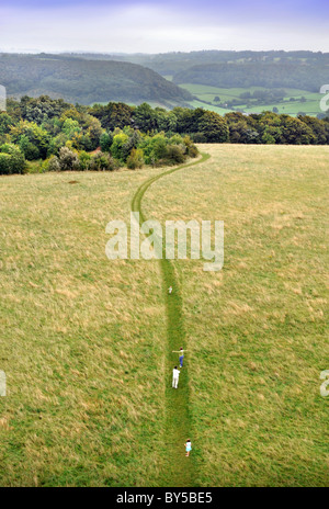 Une famille marche sur le chemin près de Cotswold Way North Nibley, Gloucestershire Août 2008 Banque D'Images