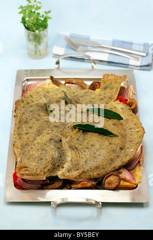 Turbot cuit au four avec des champignons. Recette disponible. Banque D'Images