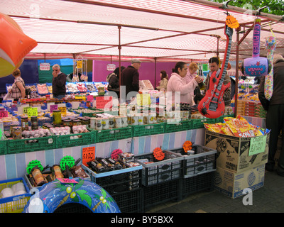 Les gens des magasins de marchandises à prix réduit un marché traditionnel de décrochage Chichester West Sussex Banque D'Images