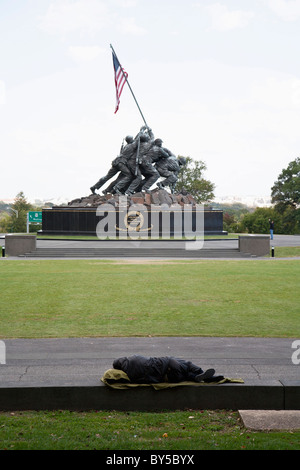 Un sans-abri dormant dans l'avant de l'Iwo Jima Memorial Banque D'Images