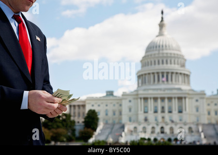 Un homme politique de l'argent comptant en face de l'US Capitol Building Banque D'Images