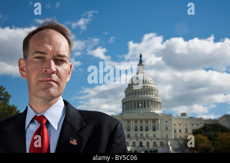 Un homme politique devant l'US Capitol Building Banque D'Images