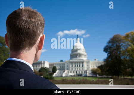 Un homme politique devant l'US Capitol Building Banque D'Images