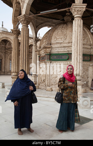 Deux femmes dans la Mosquée Mohammed Ali, Le Caire Egypte 2 Banque D'Images