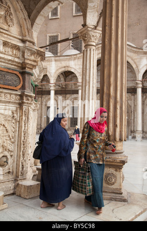 Deux femmes dans la Mosquée Mohammed Ali, Le Caire Egypte 3 Banque D'Images